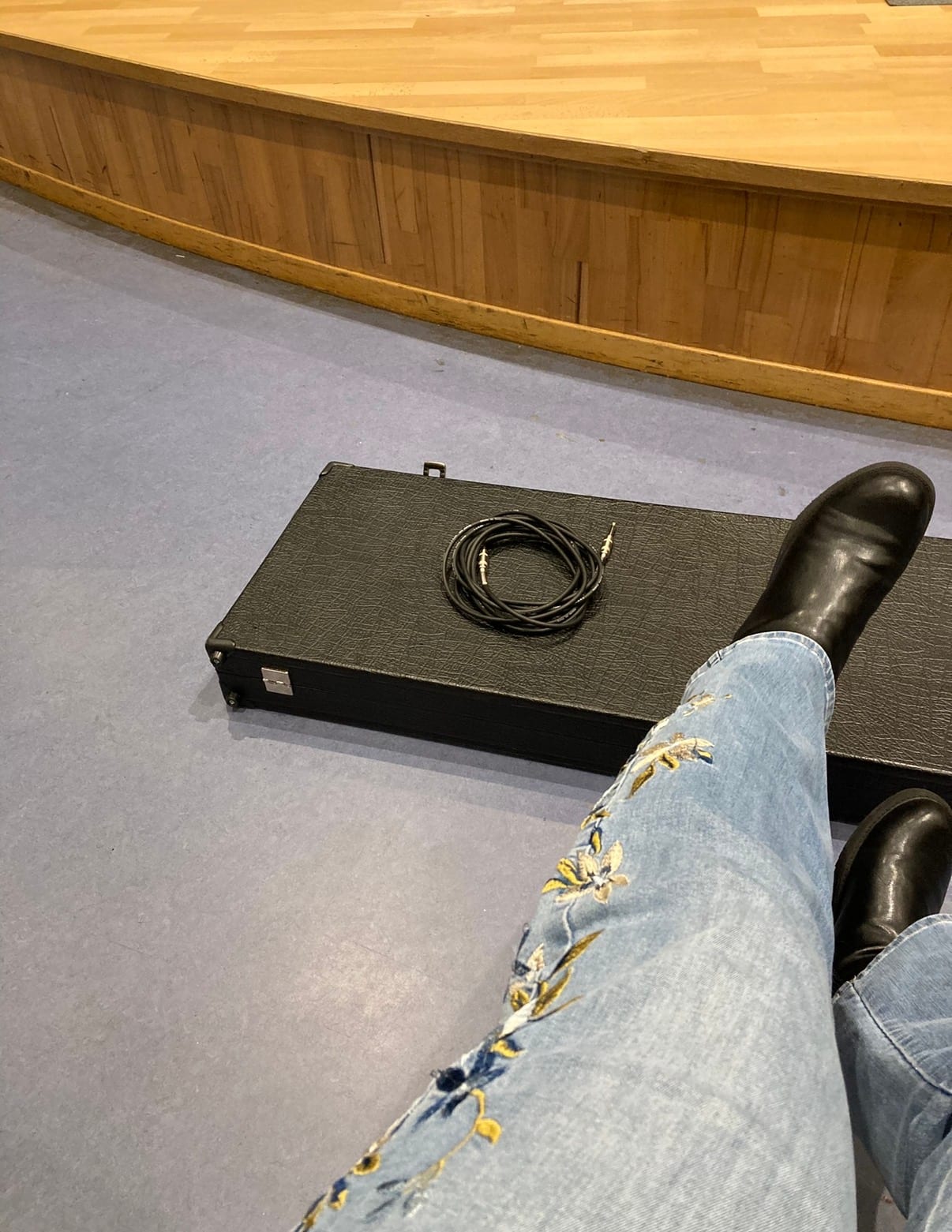 Backstage med boots, scene og instrumentkasse